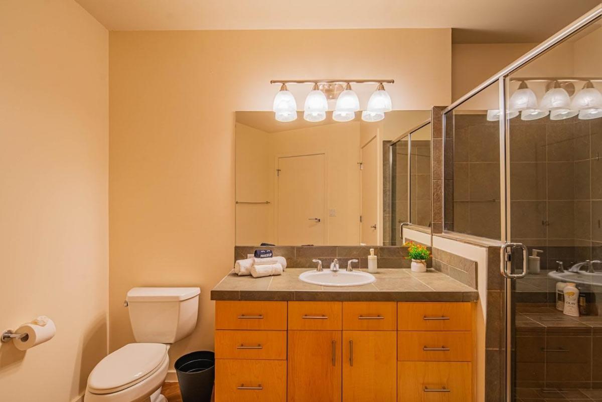 Elegant 28th Floor High Rise, Gym, Parking, Pool, Golf * Phoenix