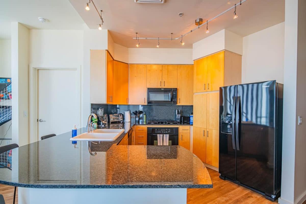 Elegant 28th Floor High Rise, Gym, Parking, Pool, Golf Phoenix