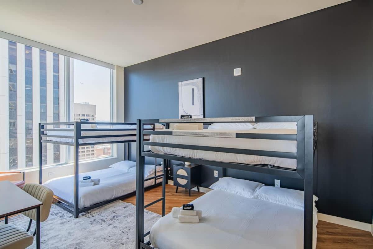 Elegant 28th Floor High Rise, Gym, Parking, Pool, Golf