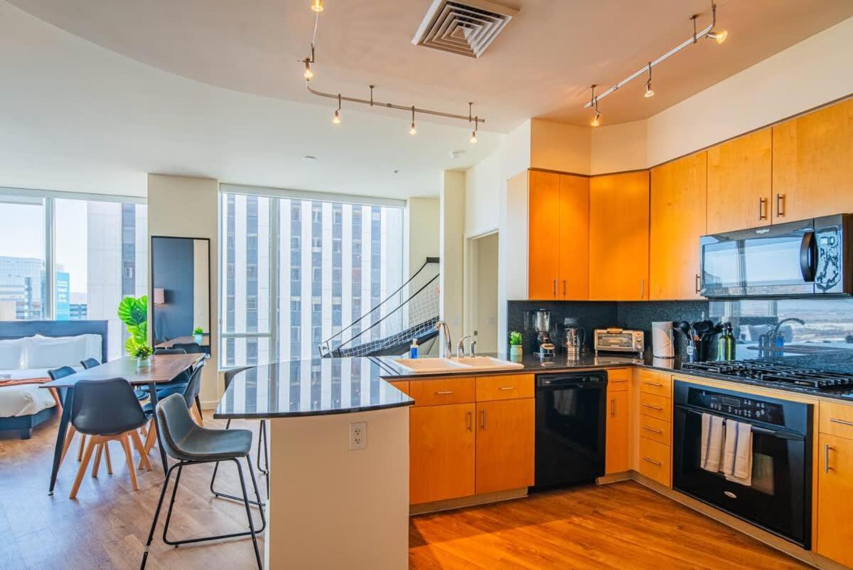 Elegant 28th Floor High Rise, Gym, Parking, Pool, Golf * Phoenix