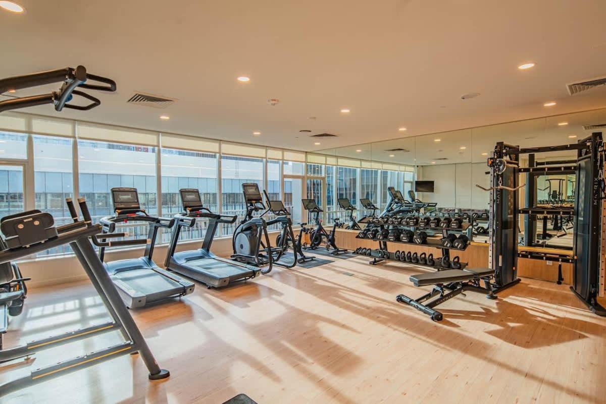 Elegant 28th Floor High Rise, Gym, Parking, Pool, Golf Phoenix