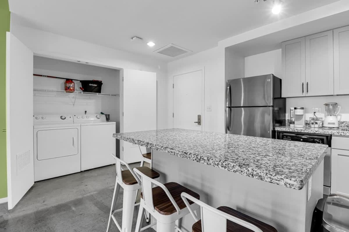Centric 2br In Heart Of Dtphx Free Garage Parking Apartment