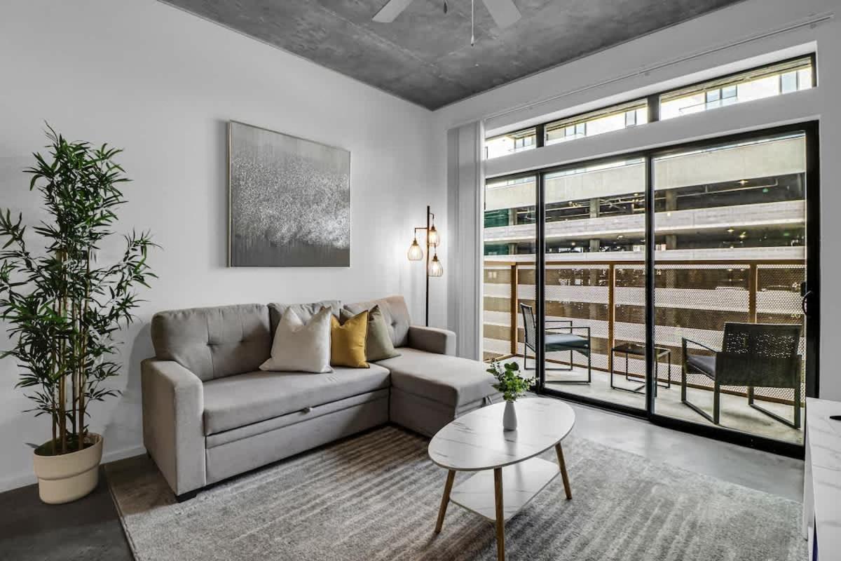 Centric 2br In Heart Of Dtphx Free Garage Parking Apartment *
