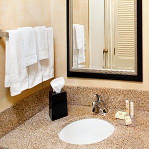 Hotel Courtyard By Marriott Airport