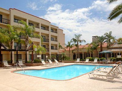 Courtyard By Marriott Airport Hotel