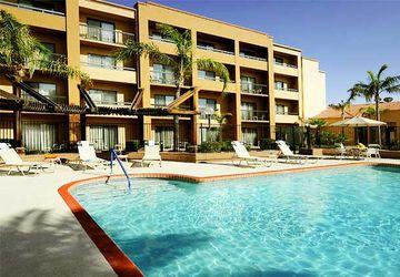 Courtyard By Marriott Airport