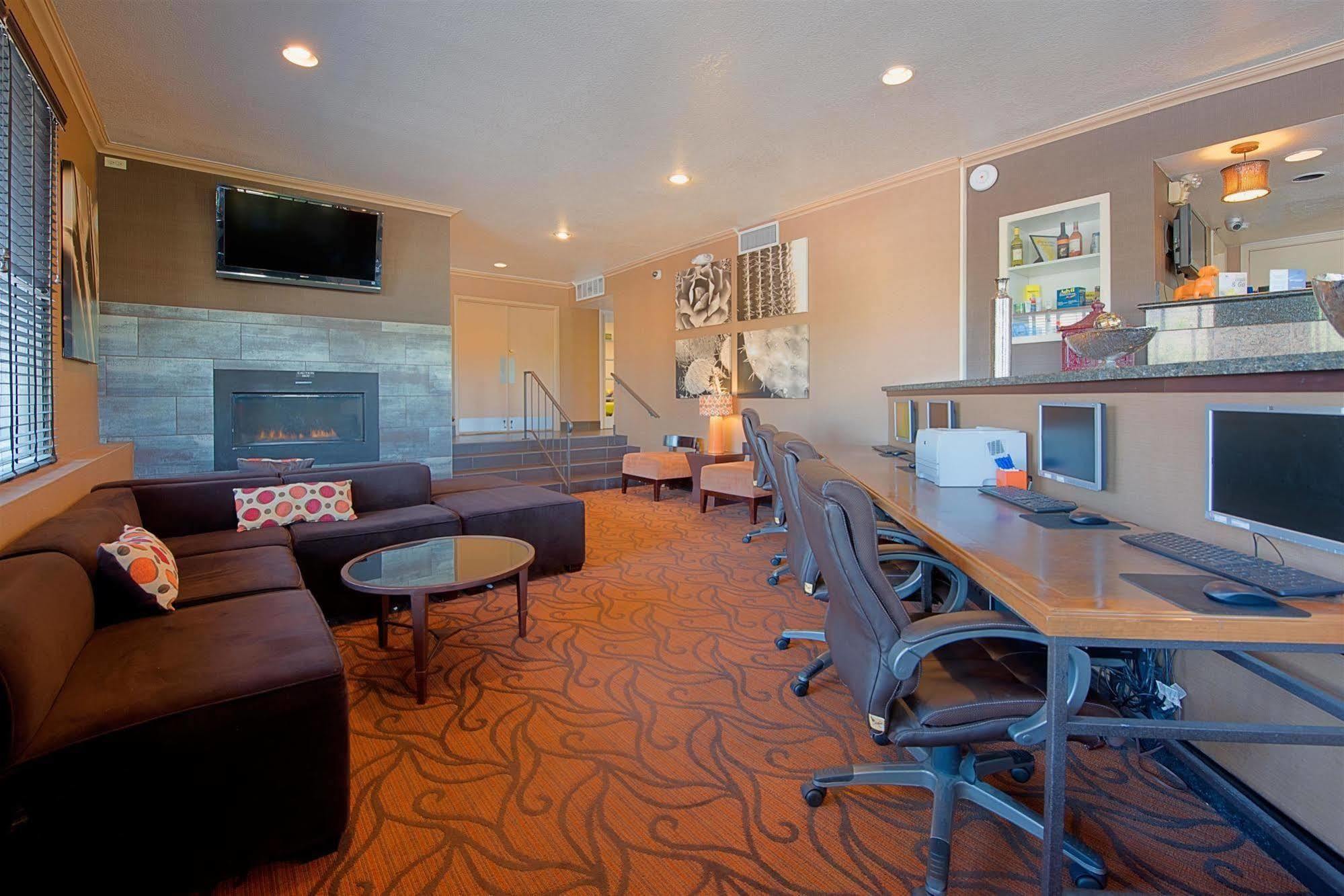 Western Innsuites & 3*