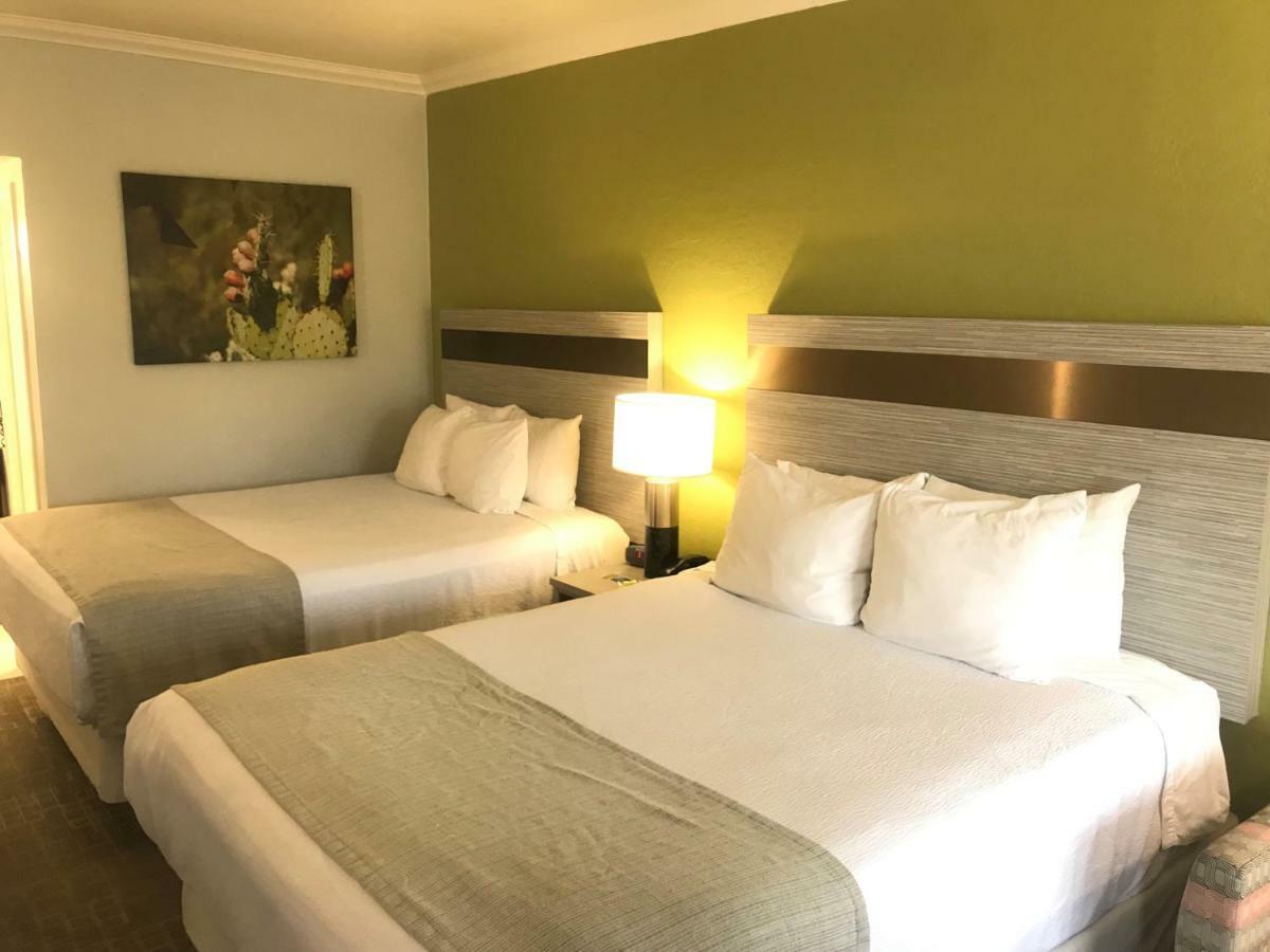 Hotel Western Innsuites &