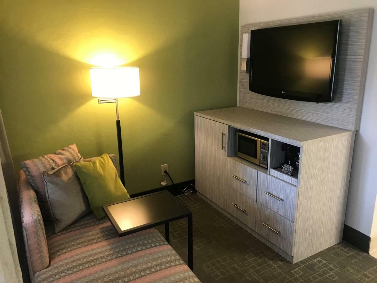Hotel Western Innsuites &