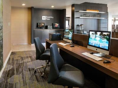Courtyard By Marriott Airport Hotel