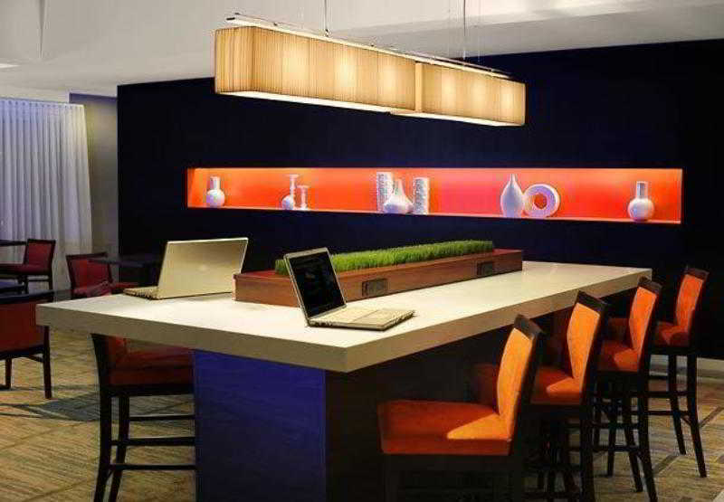 Hotel Courtyard By Marriott Airport