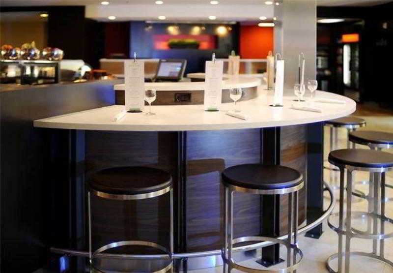 Courtyard By Marriott Airport Hotel