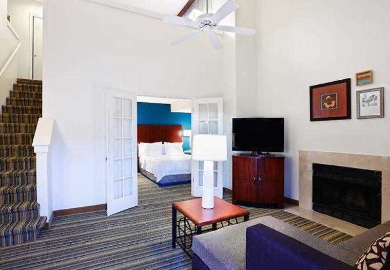 Residence Inn Phoenix Hotel 3*