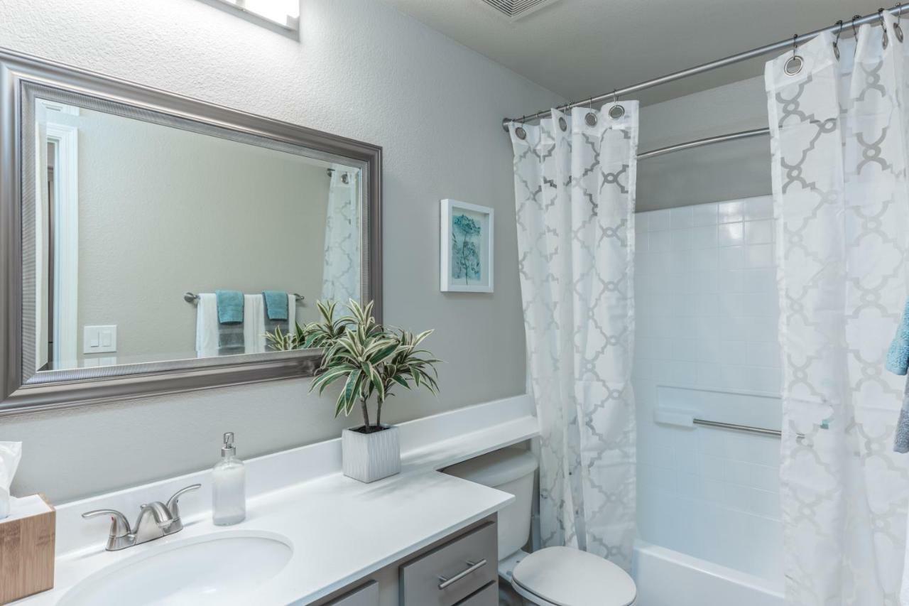 Tpc Golf, Shopping & Dining 3 Miles With Parking -1005 Holiday home