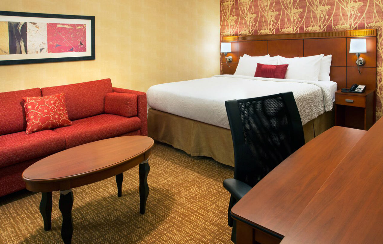 Courtyard By Marriott Airport