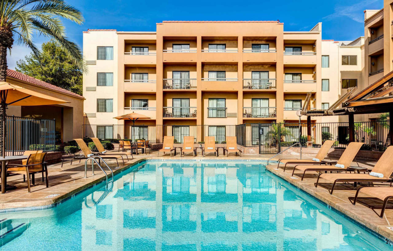 Hotel Courtyard By Marriott Airport